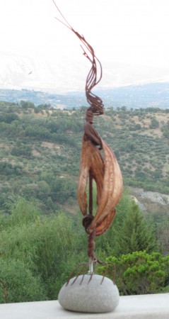 " Legame ancestrale. "    (scultura polimaterica - cm. 9x12x77)